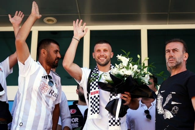 Beşiktaş, transfer görüşmeleri için 29 yaşındaki Hırvat futbolcu Ante Rebic ile anlaştı. Rebic, sağlık kontrolleri ve imza için İstanbul'a geldi.