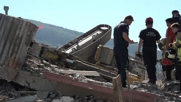 Bursa'da, kentsel dönüşüm alanında faaliyet gösteren işçi Hasan Dal'ın kontrolündeki ekskavatör, molozlar arasındaki bir boşluğun oluşması sonucunda devrildi. Kaza sonucunda yaralanan Dal, olay yerinden kurtarılarak hemen hastaneye sevk edildi.