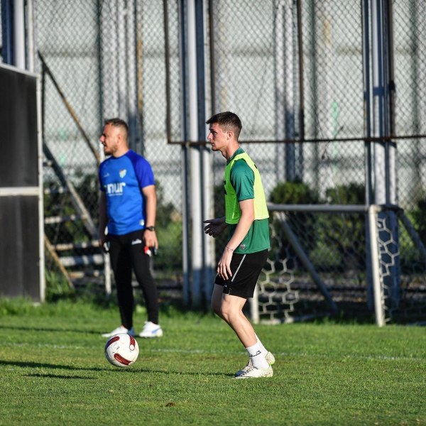 Bursaspor, günü çift idmanla noktaladı. Yeşil-beyazlılar, yarınki Gaziantep FK maçı öncesinde provayı gerçekleştirdi.