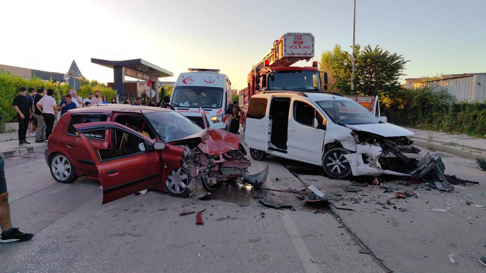 Bursa'nın İnegöl ilçesinde hafif ticari araç ile otomobilin kafa kafaya çarpışması sonucu 6 kişi yaralandı. 