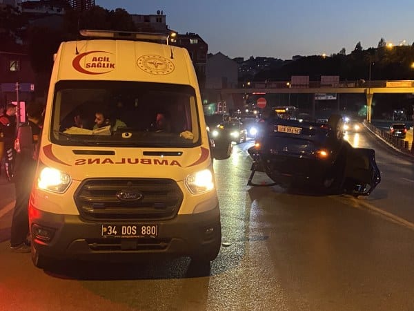 İstanbul'un Şişli ilçesinde meydana gelen trafik kazasında, bariyerlere çarparak takla atan bir otomobil ters döndü. Kazada otomobilde bulunan baba ile 2 oğlu hafif sıyrıklarla ucuz atlattı.