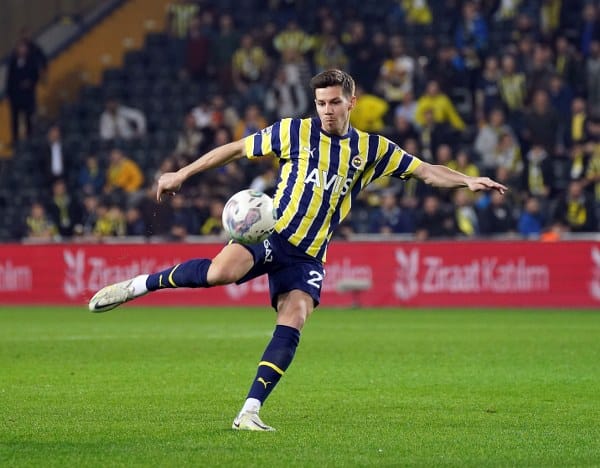 Fenerbahçe, Sloven futbolcu Miha Zajc ile 3 yıllık yeni bir sözleşme imzaladı.