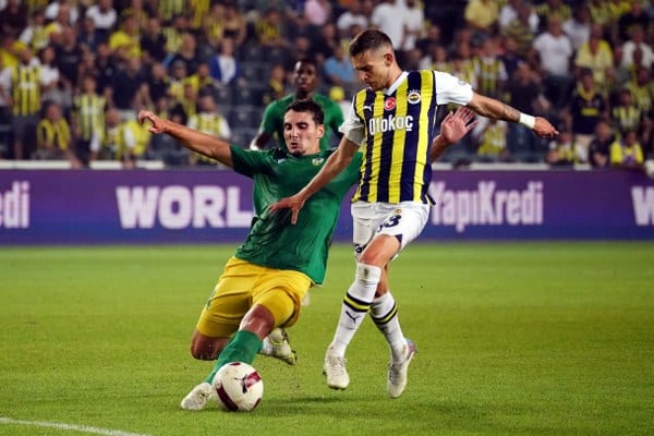 UEFA Avrupa Konferans Ligi'nin 2. Ön Eleme Turu rövanş maçında, Fenerbahçe deplasmanda Zimbru Chisinau ile karşı karşıya gelecek. Sarı-lacivertliler, ilk maçta elde ettikleri 5-0'lık üstünlükle sahaya çıkacaklar.