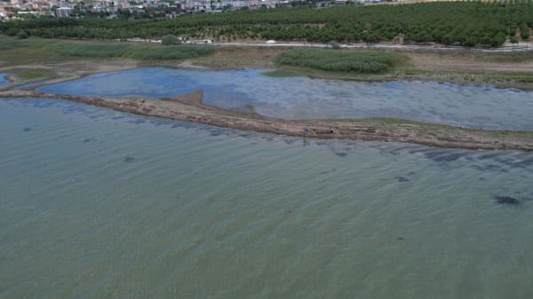 İstanbul'da sıcak hava koşulları devam ederken, kentteki su teminini sağlayan barajların doluluk oranı yüzde 36.21 olarak kaydedildi. İstanbul Su ve Kanalizasyon İdaresi (İSKİ) verilerine göre, bu değer son dokuz yılın en düşük seviyesi olarak tespit edildi.