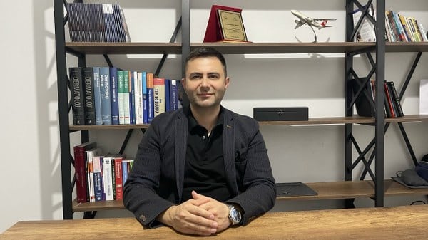 Saç dökülmesi, toplumun hem erkeklerini hem de kadınlarını etkileyen oldukça yaygın bir sorun haline gelmiştir. Ancak şanslıyız ki, bu rahatsızlığın birçok farklı nedeni olmasına rağmen, önlem almak mümkündür. Saç dökülmesiyle başa çıkma konusunda uzmanlaşmış Dermatolog Dr. Mustafa Tümtürk, bu konuda alınabilecek önlemleri detaylarıyla açıkladı.