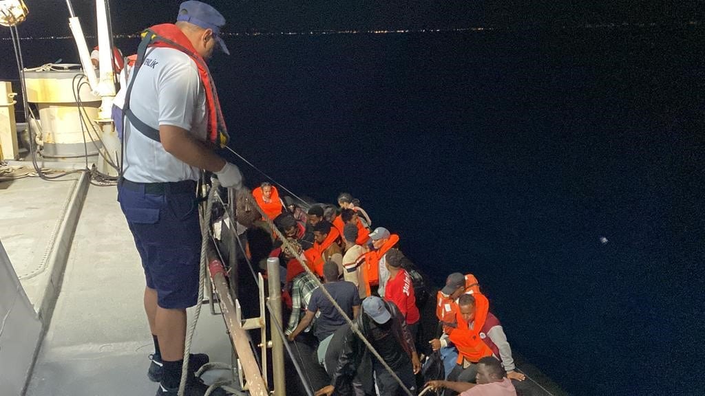 Balıkesir’in Ayvalık ilçesinde yasa dışı yollarla Yunanistan’ın Midilli Adası’na gitmek isteyen 32 düzensiz göçmen sahil güvenlik ekipleri tarafından  yakalandı.