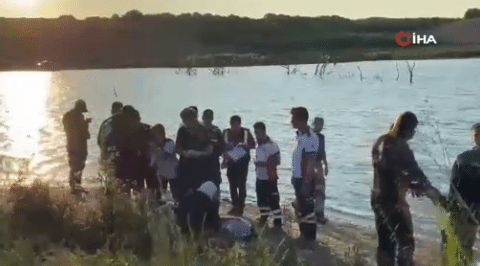 İstanbul'un Silivri ilçesinde 3 çocuk serinlemek için gölete girdi. Çocuklardan ikisi gölette boğulurken bir çocuk ise kaldırıldığı hastanede hayatını kaybetti.