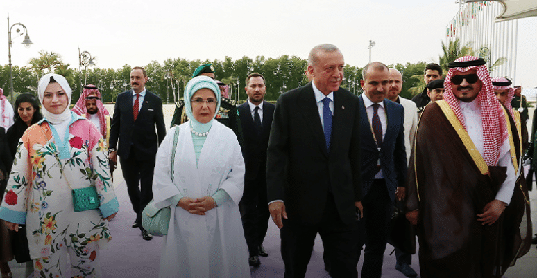 Cumhurbaşkanı Recep Tayyip Erdoğan, eşi Emine Erdoğan ile birlikte ikili temaslar kapsamında görüşmeler gerçekleştirmek üzere Suudi Arabistan’a geldi.