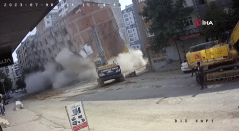TEK DOKUNUŞLA TUZLA BUZ OLDU! Kahramanmaraş’ta meydana gelen yıkıcı depremlerden etkilenen iller arasında bulunan Elazığ’da yıkımına başlanan ağır hasa