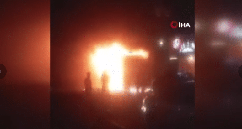 Meksika'da bir bara düzenlenen molotof kokteylli saldırıda 11 kişi öldü, 4 kişi yaralandı. Şahsın bardan kovulduğu için saldırıyı gerçekleştirdiği belirtildi. 