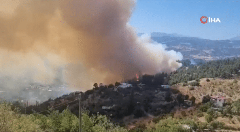Kahramanmaraş’ta ormanlık arazide çıkan yangın evlere sıçradı. Rüzgarın da etkisi ile kısa sürede yayılan yangına müdahale sürüyor.