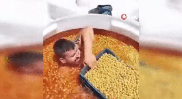 Sosyal medya platformu Tiktok’ta yayınlanan ve Manisa’da olduğu iddia edilen bir tesiste çıplak zeytin havuzuna girme videosu gündem oldu. İnsan sağlığını tehlikeye atan ve tepkilere sebep olan görüntüler hakkında inceleme başlatıldı.