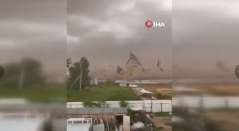 Rusya’da etkili olan şiddetli fırtınadan 8 ayrı bölge etkilenirken bir kamp alanına ağaç devrildi. 3'ü çocuk 8 kişi hayatını kaybetti.
