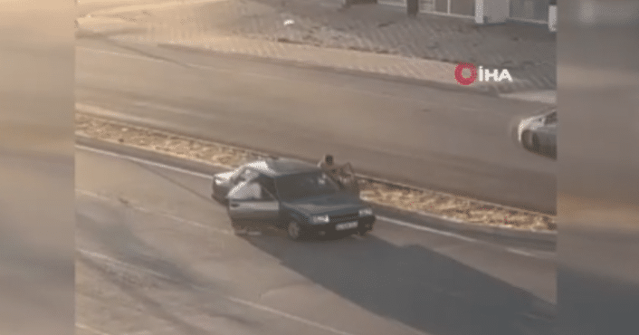 Elazığ'da, bir sürücü yayaya çarptıktan sonra yanındaki kadın ve çocuğuyla birlikte olay yerinden kaçtı. "Pes artık" dedirten olay, cep telefonu kamerasıyla anbean kaydedildi.