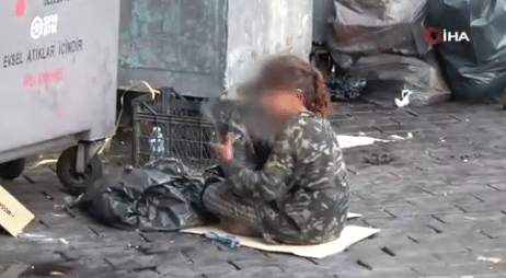 Beyoğlu Karaköy’de çöpten yemek yeme numarası yaparak turistlerden ve vatandaştan para isteyen yabancı uyruklu kadınlar vatandaşların tepkisi üzerine yakalandı.