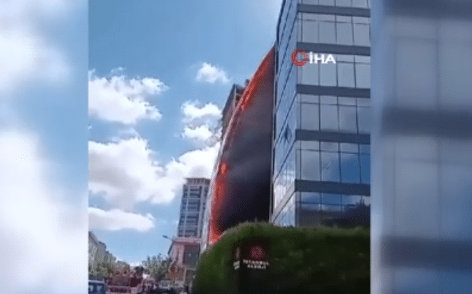 İstanbul Ataşehir'de 17 katlı iş merkezinde yangın çıktı, olay yerine çok sayıda itfaiye ekibi sevk edildi.