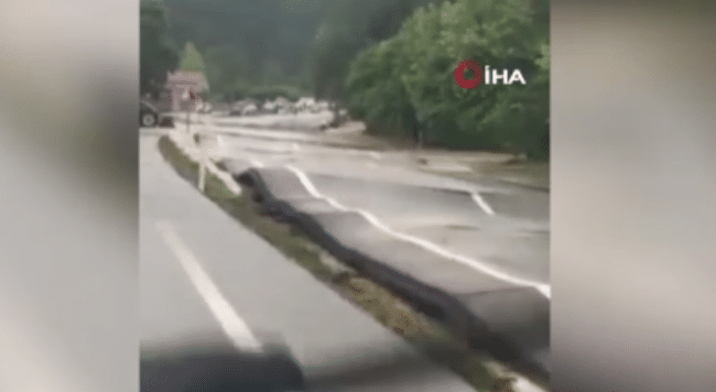 Zonguldak’ın Gökçebey ilçesinde sağanak yağış sonrası yaşanan sel felaketinde karayolunda çöküntü ve yarıklar oluştu.