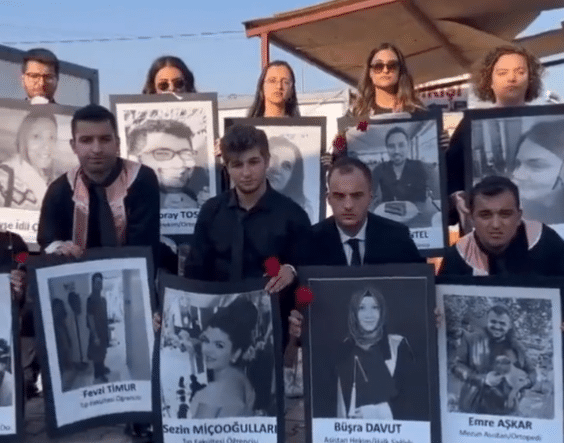 Sağlık Bakanı Fahrettin Koca sosyal medya hesabı üzerinden Hatay Mustafa Kemal Üniversitesi Tıp Fakültesi öğrencilerinin depremde hayatını kaybeden öğrenci arkadaşları ve meslektaşlarını andıkları görüntüleri paylaştı.