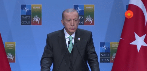 Cumhurbaşkanı Recep Tayyip Erdoğan, NATO Liderler Zirvesi'nin ardından düzenlediği basın toplantısında önemli açıklamalar yapıyor.