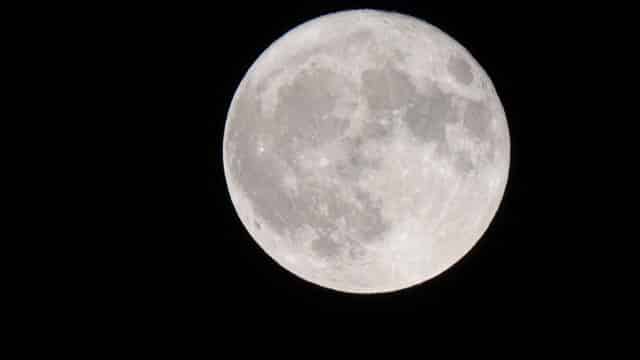 Dün gece dolunay kartpostallık görüntüler oluşturarak herkesi kendine hayran bıraktı.