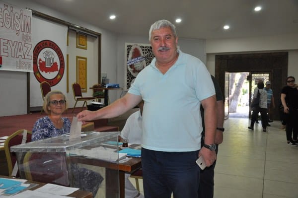 CHP Susurluk ilçe kongresi öncesinde delege seçimlerini gerçekleştirmeye devam ediyor. Susurluk'ta erken saatlerde başlayan delege seçimleri hakkında, Ümit Bekir Barut‘un Mavi Listesinin önde gittiği ancak seçimin tamamlanmasının 26 Temmuz Çarşamba gününe kaldığı bilgisi paylaşıldı.