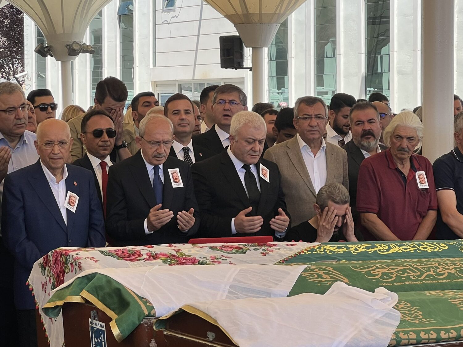Cumhuriyet Halk Partisi (CHP) Genel Başkanı Kemal Kılıçdaroğlu, CHP İzmir Milletvekili Tuncay Özkan’ın annesi Sulhiye Özkan’ın cenaze törenine katıldı.