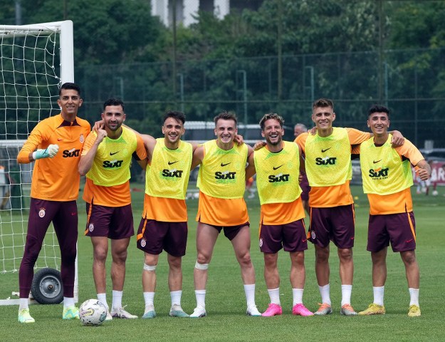 Galatasaray yeni sezon hazırlıkları için geldiği Avusturya’nın Graz şehrine bağlı Bad Waltersdorf kasabasında ilk antrenmanını gerçekleştirdi. 