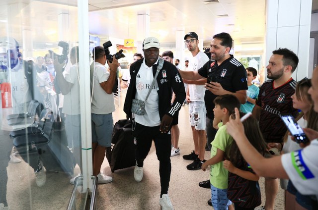 Yeni sezon hazırlıklarını Almanya’nın Grassau kentinde sürdürecek olan Beşiktaş, Avusturya’nın Salzburg kentine geldi. Takım, Salzburg'dan karayoluyla kamp yapacağı Almanya'nın Bavyera Eyaleti'nin Grassau kasabasındaki otele geçecek. 