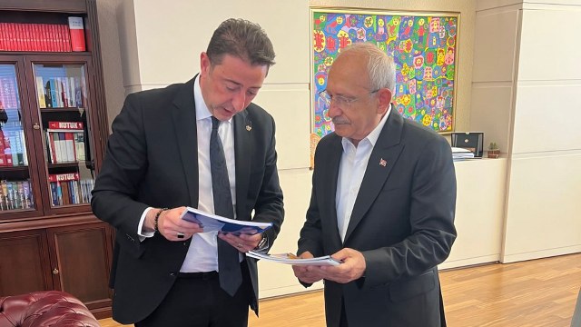 Bandırma Belediye Başkanı Av. Tolga Tosun, Bandırma’nın il olma sürecinde hazırladığı dosya ve bilgileri CHP Genel Başkanı Kemal Kılıçdaroğlu’na sunmak üzere Ankara'ya gitti.
