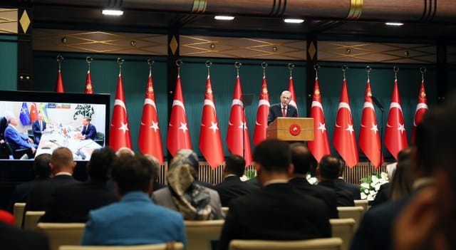 Cumhurbaşkanı Recep Tayyip Erdoğan, "Asgari ücretten, memur ve emekli maaşlarına kadar bütçe imkanlarını zorlayan tasarruflarda bulunduk. Asgari ücret ve e