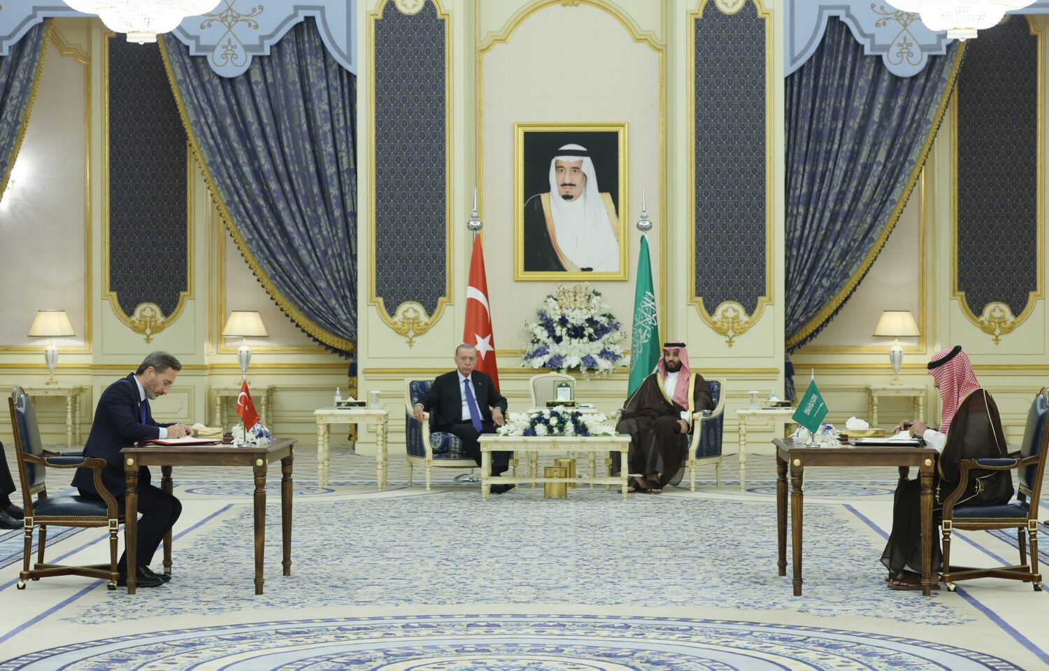 Cumhurbaşkanı Recep Tayyip Erdoğan, Suudi Arabistan’daki temaslarını sürdürüyor. Erdoğan'ın Cidde'de gerçekleştirdiği temaslardan sonra Türkiye ile Suudi Arabistan arasında 5 yeni anlaşma imzalandı.