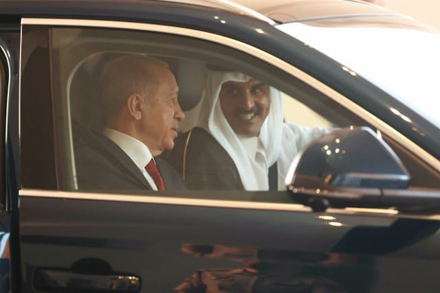 Cumhurbaşkanı Recep Tayyip Erdoğan, temaslarda bulunmak üzere geldiği Katar’da Katar Emiri Şeyh Tamim bin Hamad Al Thani’ye TOGG'u hediye olarak verdi.