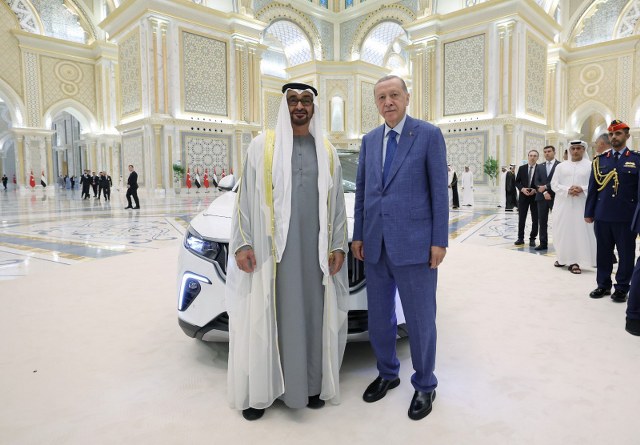 Erdoğan'ın Körfez ülkeleri turunun son durağı Birleşik Arap Emirlikleri’nde Devlet Başkanı Şeyh Muhammed Bin Zayed Al Nahyan’a da TOGG hediye edildi.