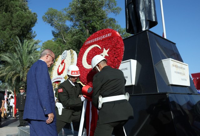Cumhurbaşkanı Recep Tayyip Erdoğan, Lefkoşa’da Atatürk Anıtı’nı ziyaret ederek çelenk bıraktı.