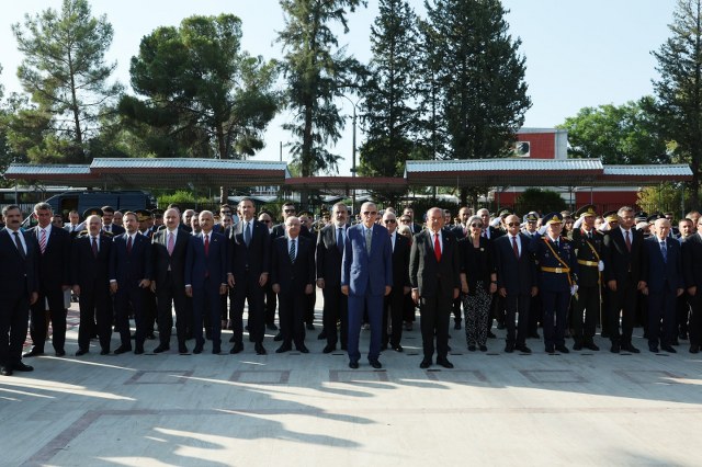 Cumhurbaşkanı Recep Tayyip Erdoğan, Lefkoşa’da Atatürk Anıtı’nı ziyaret ederek çelenk bıraktı.