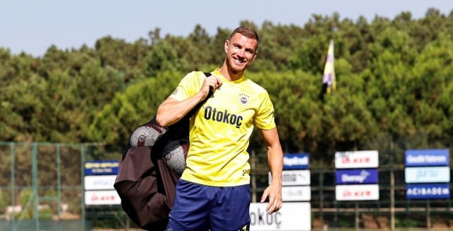 Fenerbahçeli futbolcu Edin Dzeko, “Fenerbahçe her zaman şampiyonluk için oynar, ben de bunun için buradayım" dedi. Sarı-lacivertlilerin şampiyonluk hasretine de değinen Bosnalı yıldız, “Şampiyonluk istiyorsanız nitelikli oyuncularınız olmalı” ifadelerini kullandı. 