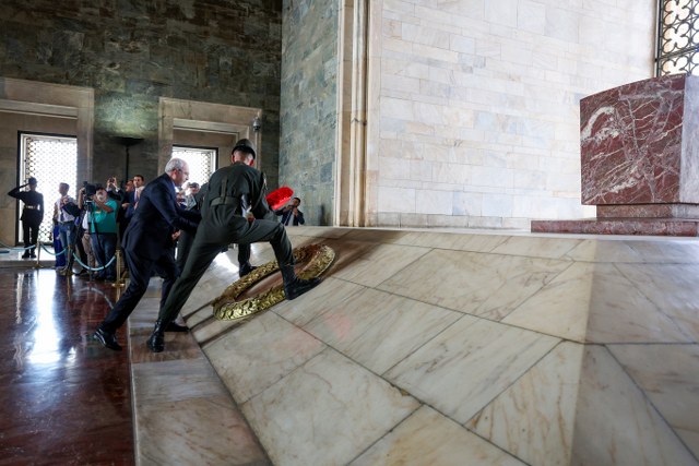 Cumhuriyet Halk Partisi Genel Başkanı Kemal Kılıçdaroğlu, Lozan Barış Antlaşması’nın 100’ncü yılı nedeniyle Anıtkabir’i ziyaret ederek Mustafa Kemal Atatürk’ün ve İsmet İnönü’ün kabirlerine çelenk bıraktı.