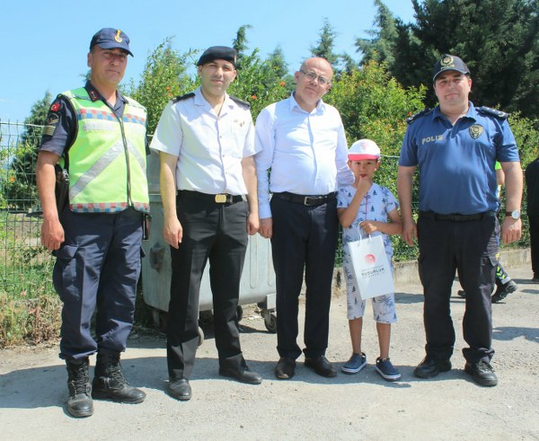 Susurluk İlçe Emniyet Müdürlüğü ekipleri Kurban Bayramı’na özel tedbirler alırken, ilçenin tüm noktalarında kontroller aralıksız devam etti. Susurluk’ta Kurban Bayramı öncesinde İlçe Emniyet Müdürlüğü özel bir planlama gerçekleştirdi. Kurban Bayramı tatilinin birleştirilmesiyle 9 güne çıkan tatilde yoğunluğun yaşandığı ve ilçede belirlenen kritik noktada “Yaşam Tüneli” ile görevli ekipler araç sahiplerini bilgilendirdi.