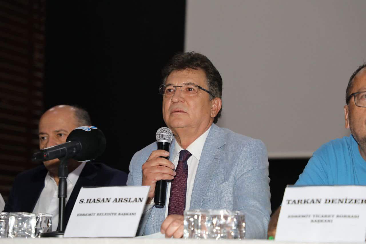 Edremit Belediye Başkanı Selman Hasan Arslan, belediye çalışanlarının maaşlarının ödenmemesi iddiasıyla ilgili kamuoyuna, işçi ve emekçilerin yanında olduklarını ifade ettiği bir açıklamada bulundu.
