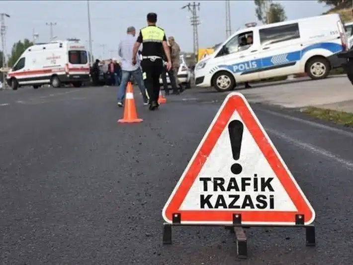 Otoyolda ters yönde seyrettiği iddia edilen bir otomobil ile motosikletin kafa kafaya çarpışması sonucu İzmir'in Menemen ilçesinde meydana gelen kazada her iki araç sürücüsü de hayatını kaybetti. Kazayla ilgili soruşturma başlatıldı.