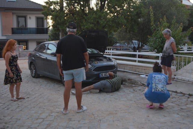 Ayvalık'ta Sahilkent Mahallesi Engürü Sitesi'nde, park halindeki bir otomobilin motor bölümüne girip sıkışan 24 saat mahsur kalan sokak kedisini mahallelinin desteğiyle itfaiye ekibi kurtardı.
