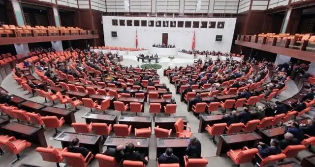 Memur ve emekli maaşlarına yapılacak zam teklifi Türkiye Büyük Millet Meclisi'nde kabul edildi. En düşük memur maaşı 22 bin 17 lira olurken, emekli aylıklarına yüzde 25 zam yapıldı.
