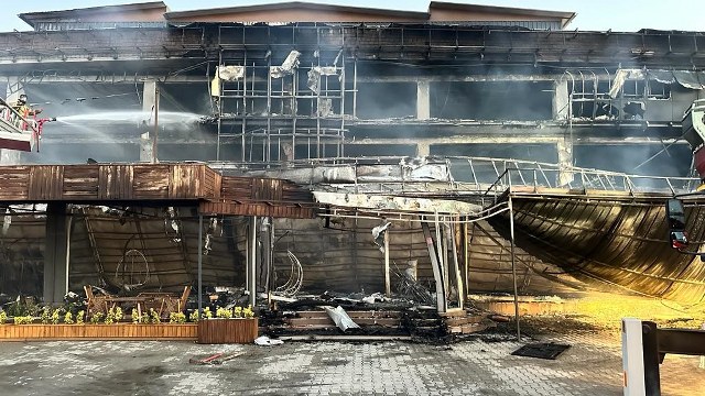 Balıkesir'in Burhaniye ilçesinde, sabahın erken saatlerinde çıkan yangın sonucunda bir mobilya mağazası tamamen kullanılamaz hale geldi. Yangın esnasında, mağazanın önünde park halinde bulunan bir kamyonet ile bir tekne de zarar gördü.