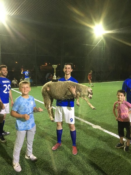 Göbel 19 Mayıs Futbol Turnuvası’nın finali Göbel Mahallesi’nde toplamda 8 takımın katılımıyla gerçekleşti. Turnuva sonucunda birinci olan takıma kuzu hediye edildi.