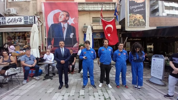 Türk Hava Kuırumu Bandırma Şubesinin olağan Genel Kurulu şube binası önünde gerçekleştirildi. Tek liste ile gidilen seççimlerde Varol Memişler ve ekibi tekrar göreve getirildi.