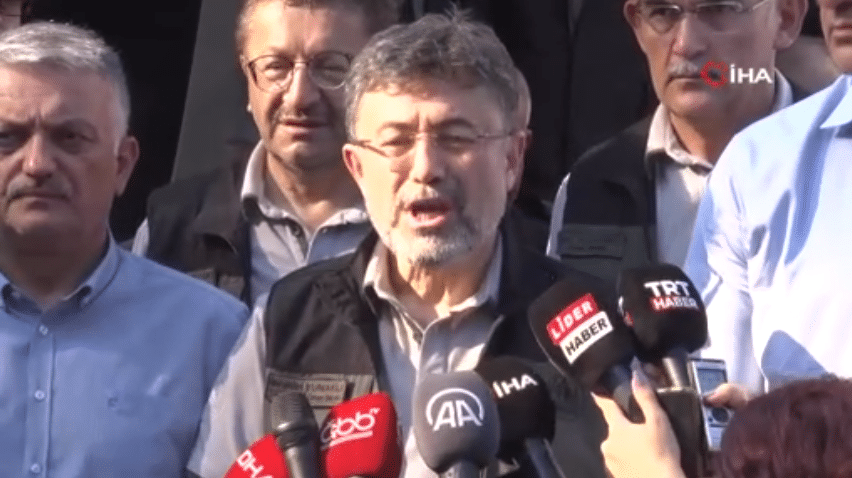 Tarım ve Orman Bakanı İbrahim Yumaklı, Kemer hariç tüm yangınların kontrol altına alındığını açıkladı.