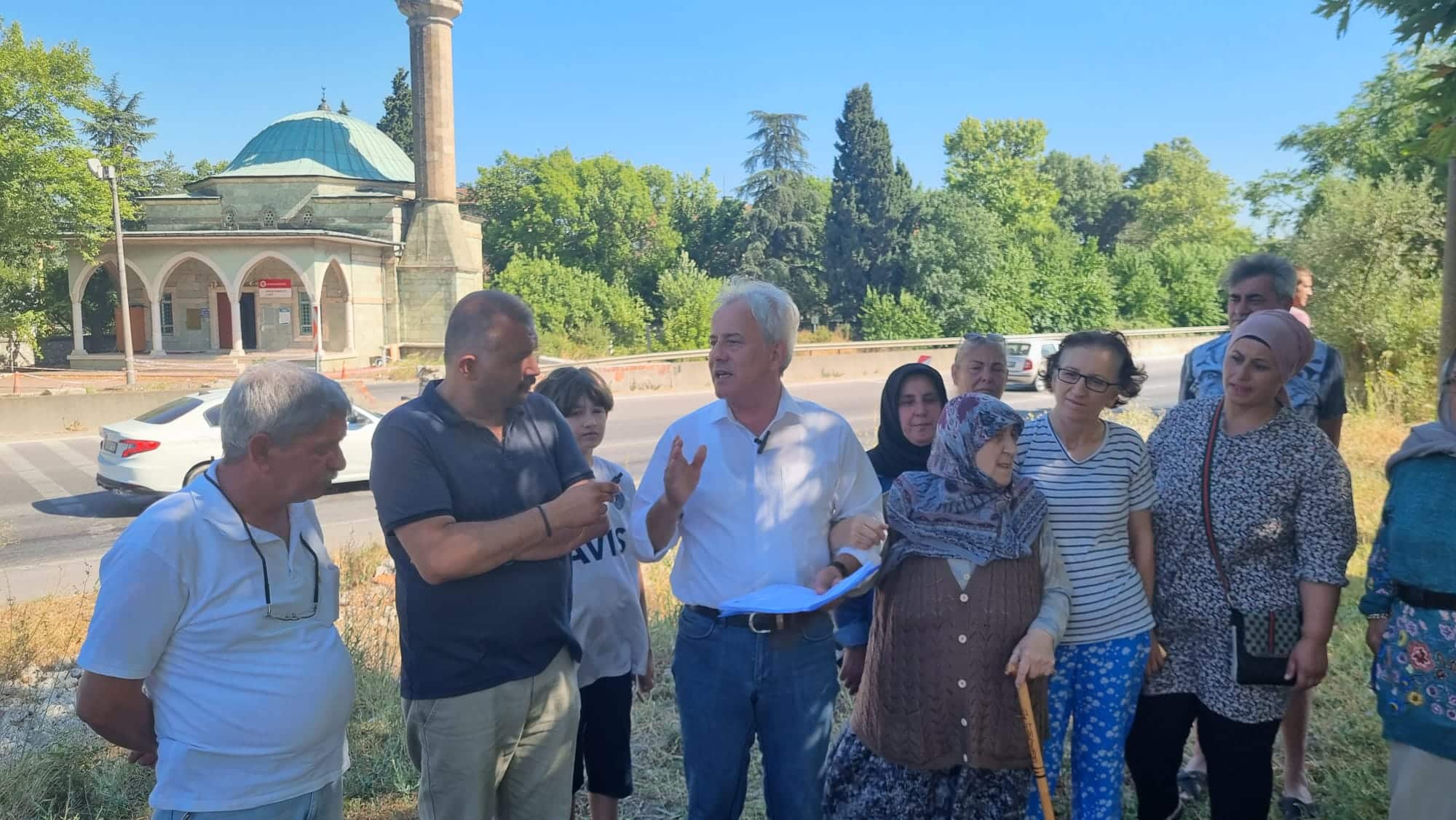 Susurluk Belediye Başkanı Nurettin Güney Esentepe Mahallesi üst geçidinin kullanılamaz hale gelmesi nedeniyle gerçekleştirdiği basın açıklamasında, “Tüm yetkilere seslenmek istiyorum bir vatandaşımızın kardeşimizin canı her şeyden değerlidir. Bu problem kısa sürede çözüme kavuşturulmalıdır.” dedi.