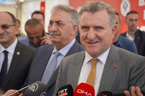 Gençlik ve Spor Bakanı Dr. Osman Aşkın Bak, Almanya'da gerçekleşen Uluslararası Sırıkla Atlama yarışmasında 5.90 derecesiyle 2024 Paris Olimpiyat Oyunları'na katılma hakkı kazanan milli atlet Ersu Şaşma'yı tebrik etti. Bakan, Şaşma'nın başarısının gurur verici olduğunu ve ülkenin adını uluslararası arenada başarıyla temsil etmesinden dolayı mutlu olduklarını belirtti.