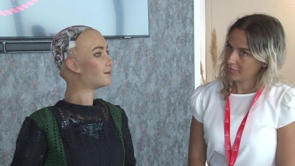 Her geçen gün farklı alanlarda kullanılmaya başlanan yapay zeka teknolojisi şimdi de eğitim ölğretim alanında kullanılmaya başlanacak. Yakın Doğu Üniversitesinde öğrencilere eğitim vermek üzere kullanılacak olan uygulama Avrupa'da da bir ilk olacak.