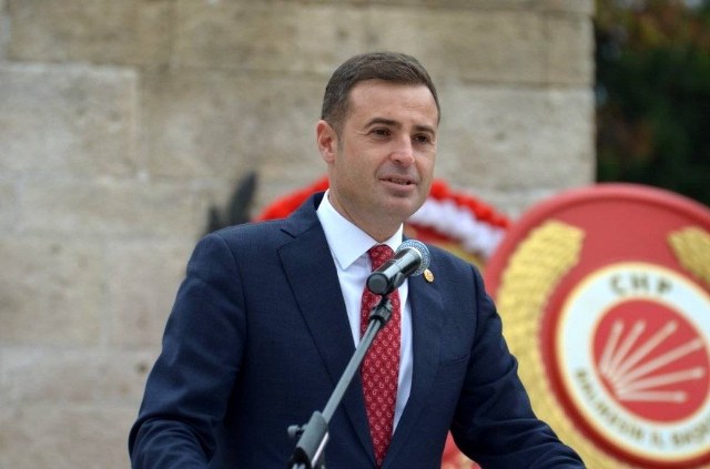 CHP Genel Başkan Yardımcısı Ahmet Akın,  30 yıl önce 2 Temmuz 1993’te Sivas’ta Madımak Otel’deki katliamda ölen 33 aydın ve sanatçıyı sosyal medya hesabından yaptığı paylaşımla andı. 